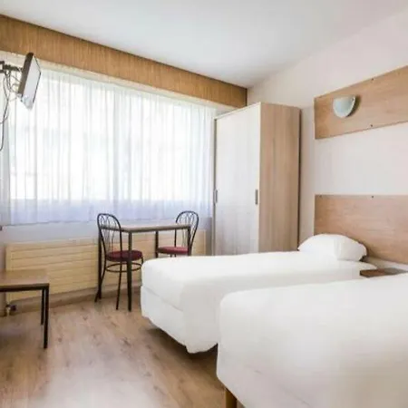 Готель Kyriad Direct 2*